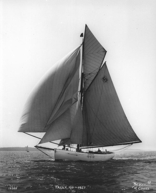 It is based on this [photo](https://www.yachttallyho.com/index.php/about-tally-ho/images) of the yacht racing in the Fastnet race in 1927.